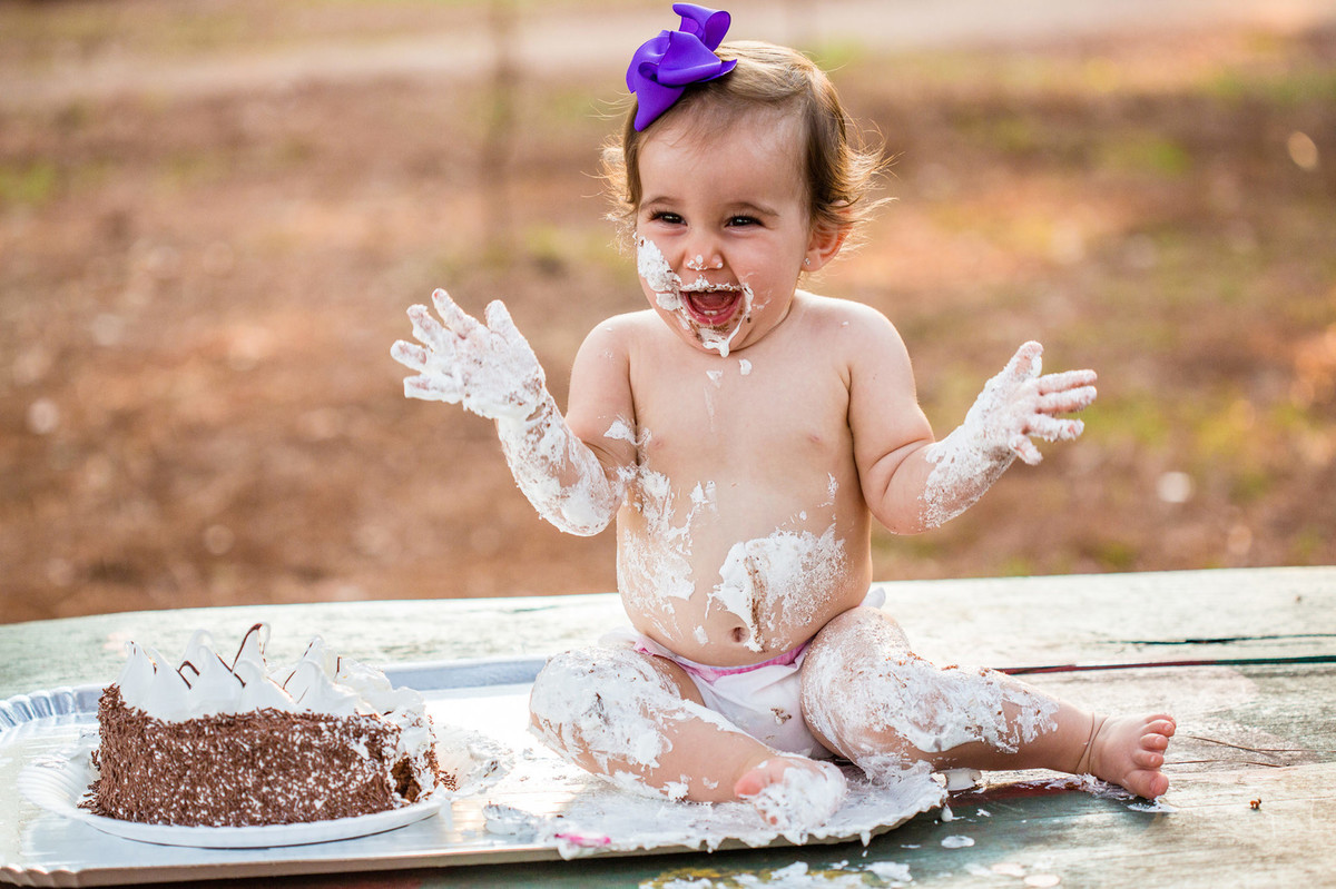 Ensaio smash the cake da pequena Paty de 1 ano. Foto feita pelo fotógrafo de crianças Rafael Ohana em Brasilia-DF