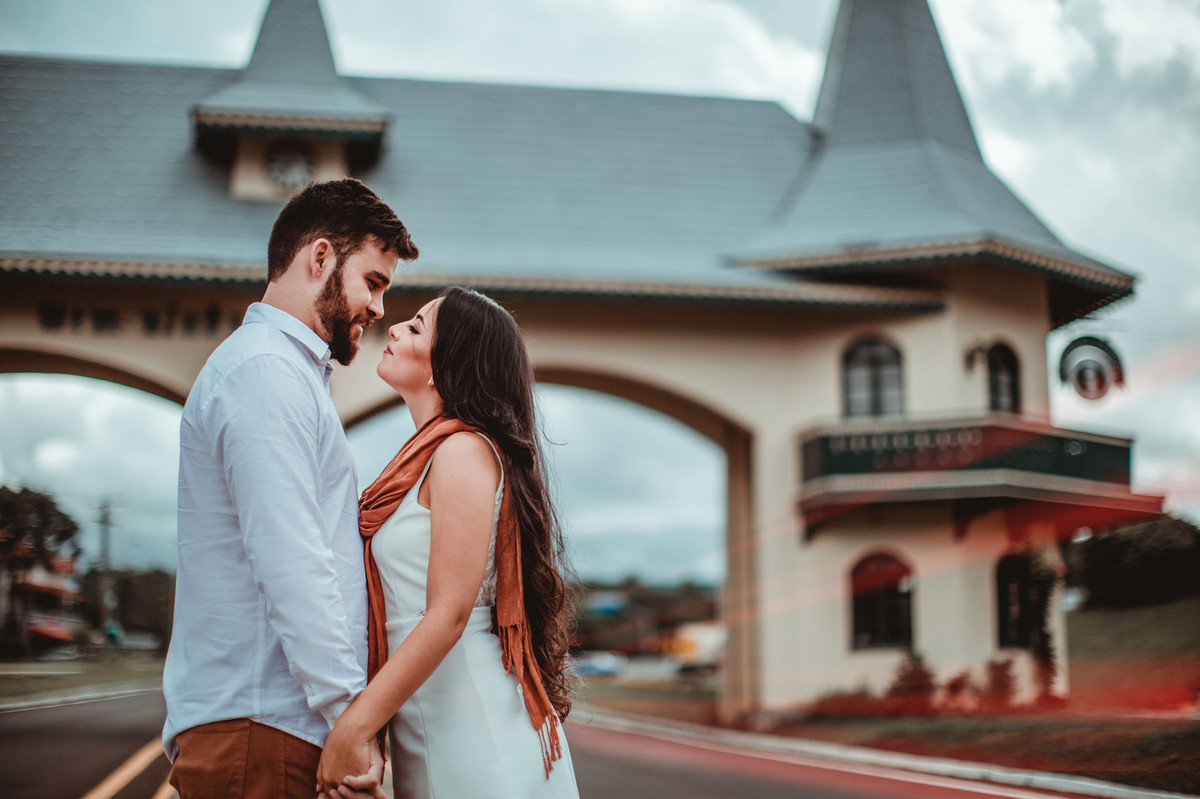 Casal de amando no pórtico de Gramado-RS. Foto feita pelo fotógrafo de casamento Rafael Ohana