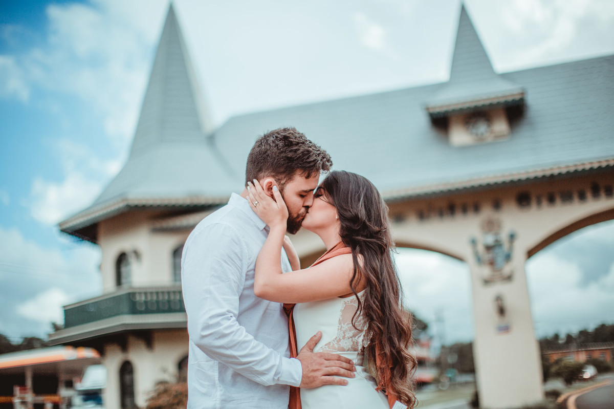 Casal se beijando em ensaio romântico em pórtico de Gramado-RS. Foto feita pelo fotógrafo de casamento Rafael Ohana