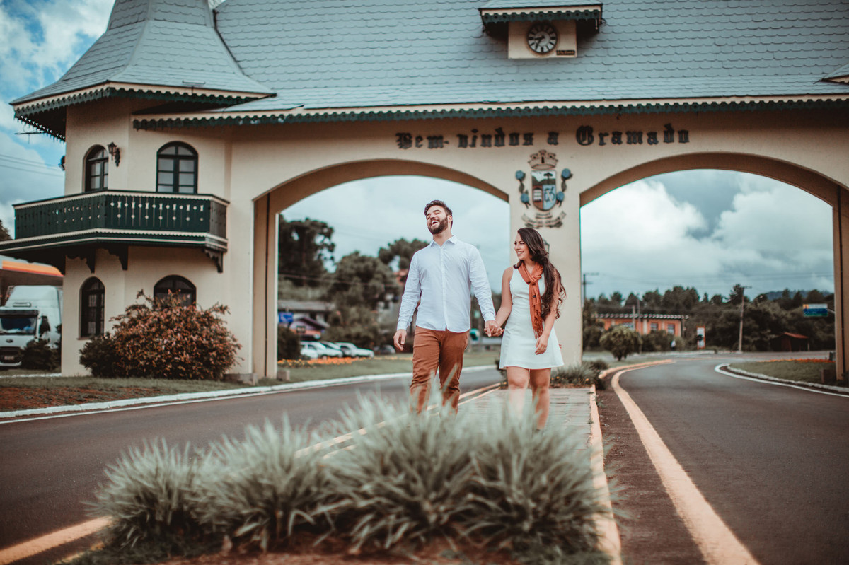 Casal andando em Gramado-RS. Foto feita pelo fotógrafo de casamento Rafael Ohana
