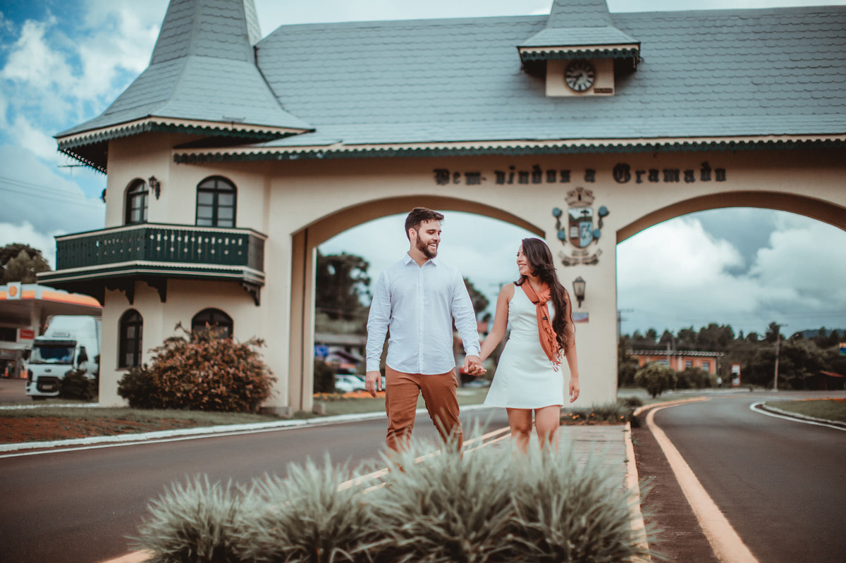 Casal apaixonado andando por Gramado-RS. Foto feita pelo fotógrafo de casamento Rafael Ohana