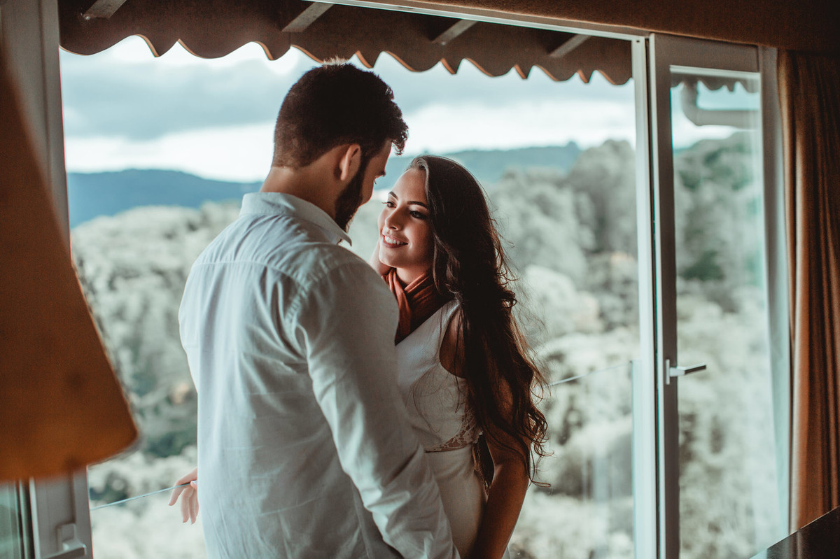 Casal se olhando em quarto de hotel em Gramado-RS. Foto feita pelo fotógrafo de casamento Rafael Ohana