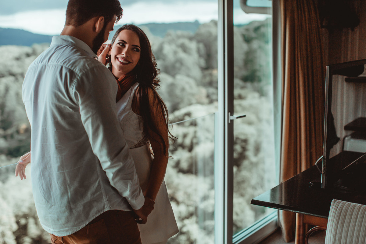 Casal trocando carícias em quarto de hotel em Gramado-RS. Foto feita pelo fotógrafo de casamento Rafael Ohana