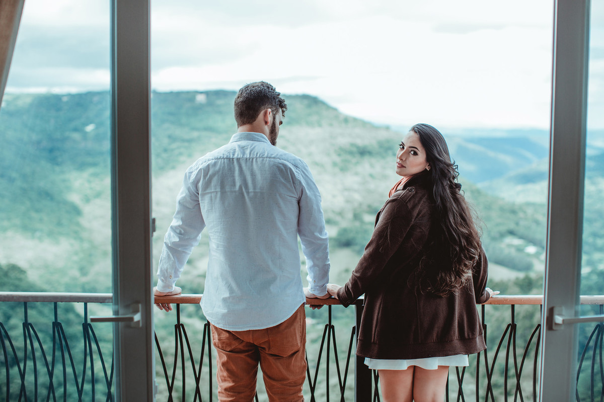 Casal posando em hotel em Gramado-RS. Foto feita pelo fotógrafo de casamento Rafael Ohana