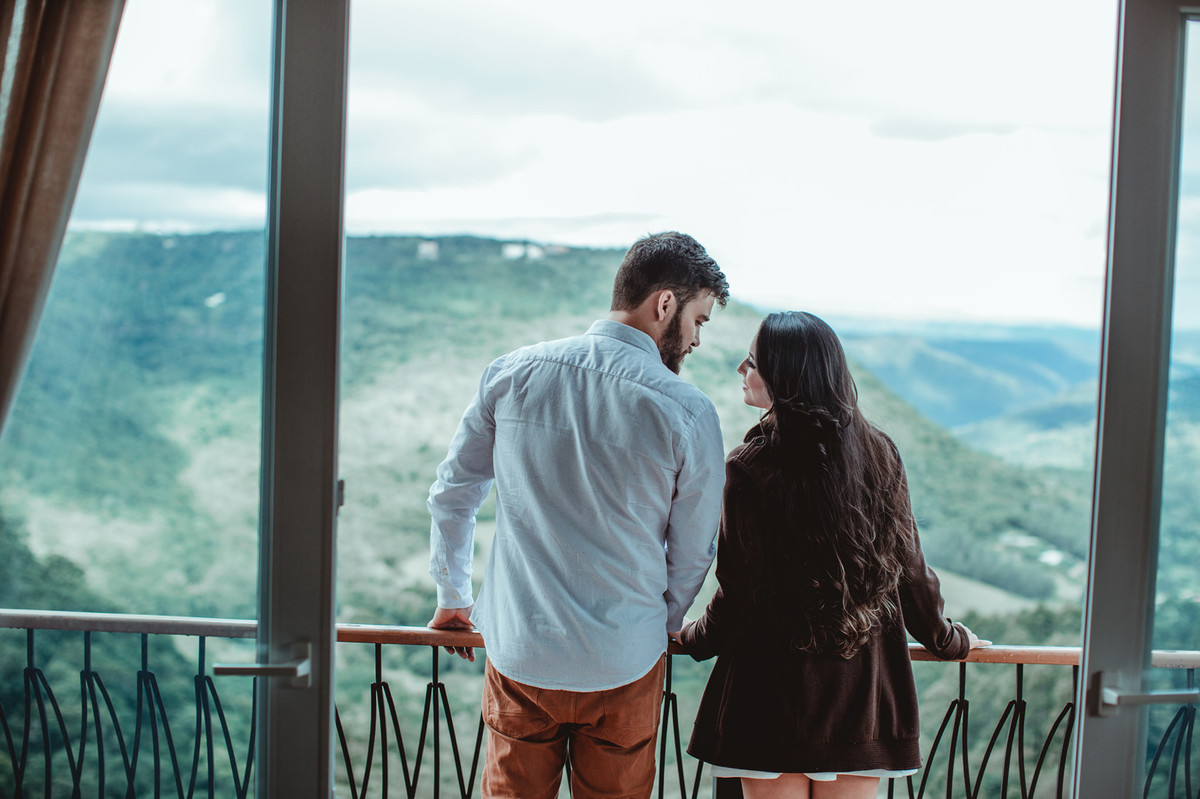 Casal apaixonado em sacada