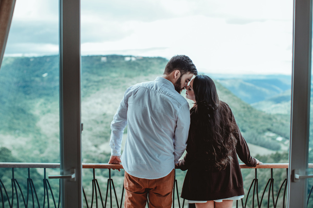 Casal se beijando em sacada de hotel em Gramado-RS. Foto feita pelo fotógrafo de casamento Rafael Ohana