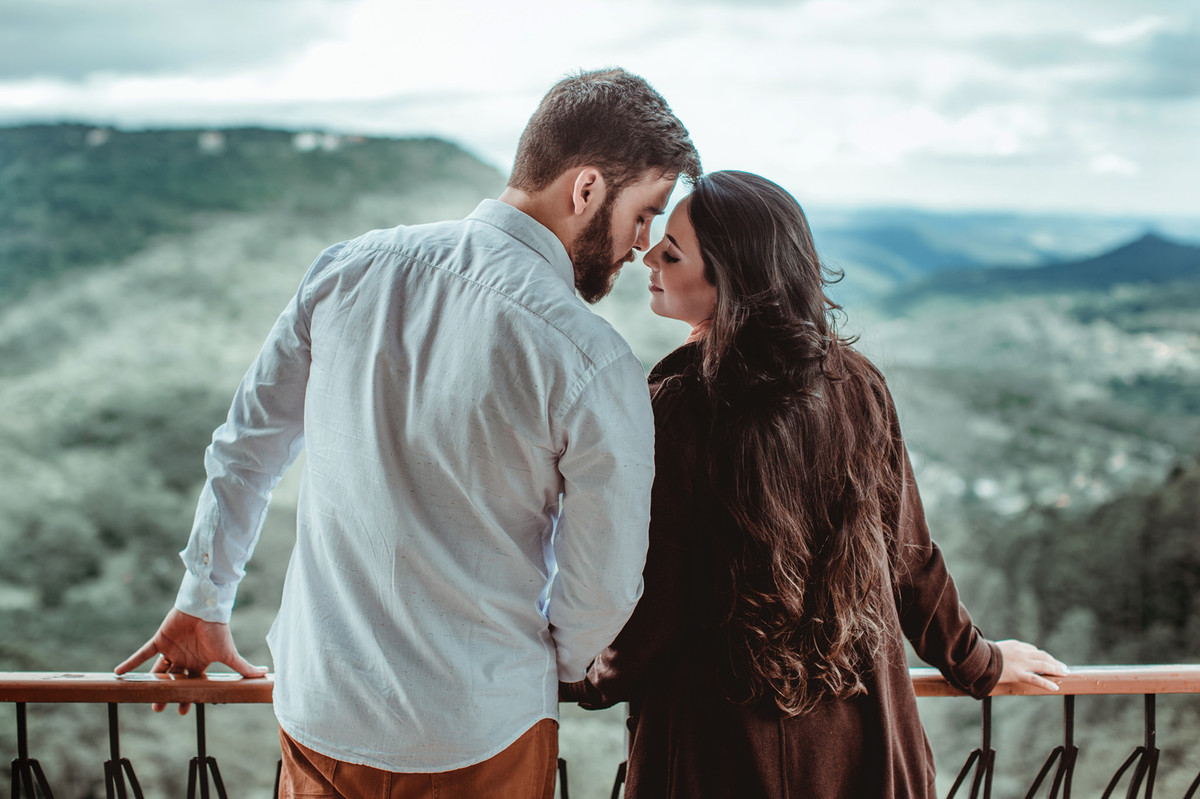 Casal se beijando em sacada de Hotel em Gramado-RS. Foto feita pelo fotógrafo de casamento Rafael Ohana
