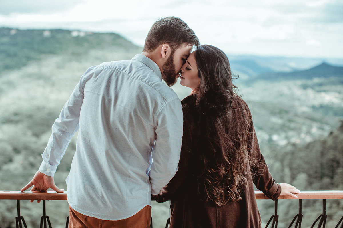 Casal se beijando em sacada de hotel de Gramado-RS. Foto feita pelo fotógrafo de casamento Rafael Ohana
