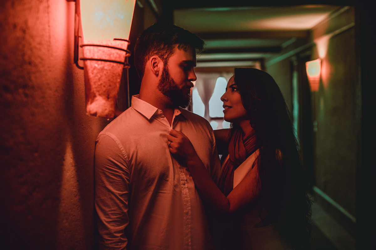 Casal apaixonado em corredor de hotel em Gramado-RS. Foto feita pelo fotógrafo de casamento Rafael Ohana