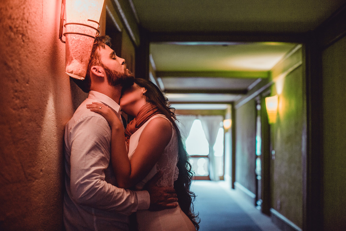 Casal se beijando em corredor de hotel em Gramado-RS. Foto feita pelo fotógrafo de casamento Rafael Ohana