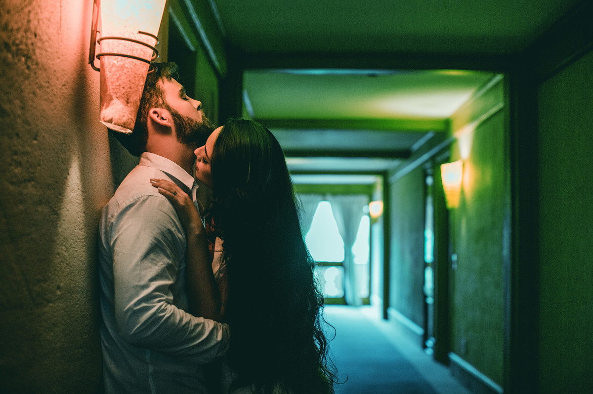 Noiva beijando o noivo em corredor de hotel em Gramado-RS. Foto feita pelo fotógrafo de casamento Rafael Ohana.