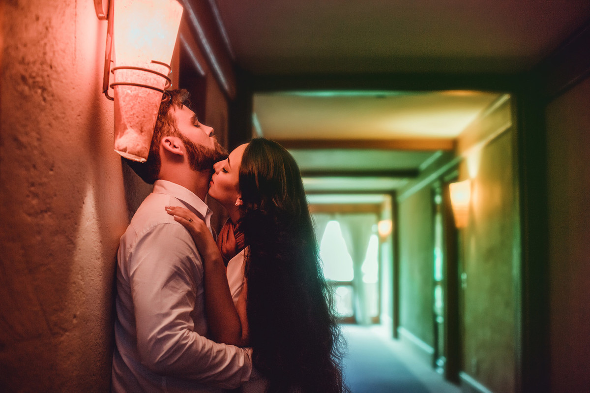 Mulher beijando ardentemente seu noivo em corredor de hotel em Gramado-RS. Foto feita pelo fotógrafo de casamento Rafael Ohana