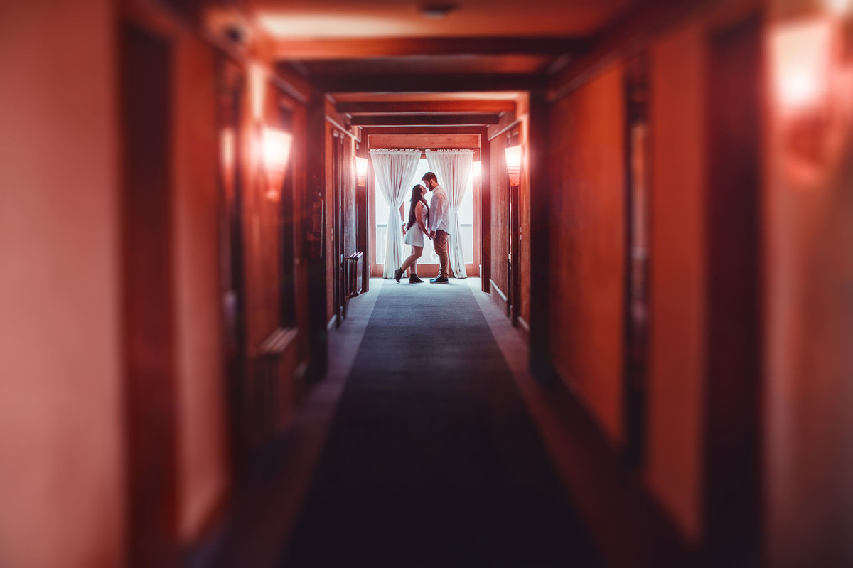 Casal se beijando no fundo do corredor de Hotel em Gramado-RS. Foto feita pelo fotógrafo de casamento Rafael Ohana