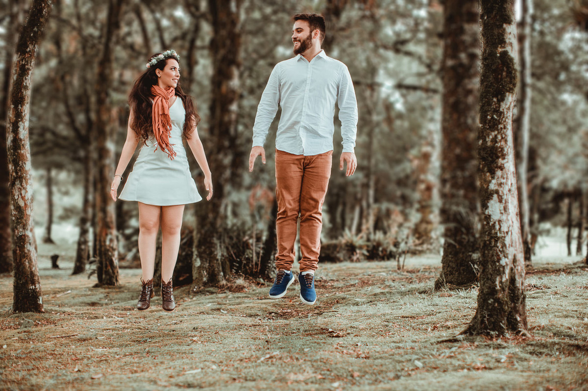 Casal pulando. Foto feita pelo fotógrafo de casamento Rafael Ohana