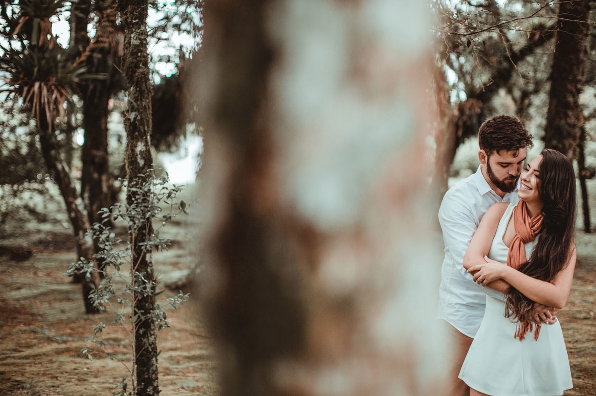 Casal se abraçando em floresta em Gramado-RS. Foto feita pelo fotógrafo de casamento Rafael Ohana