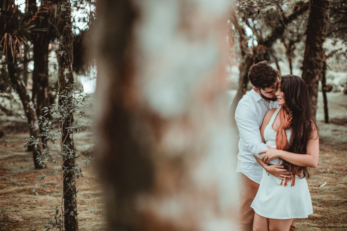 Casal de beijando em floresta em Gramado-RS. Foto feita pelo fotógrafo de casamento Rafael Ohana