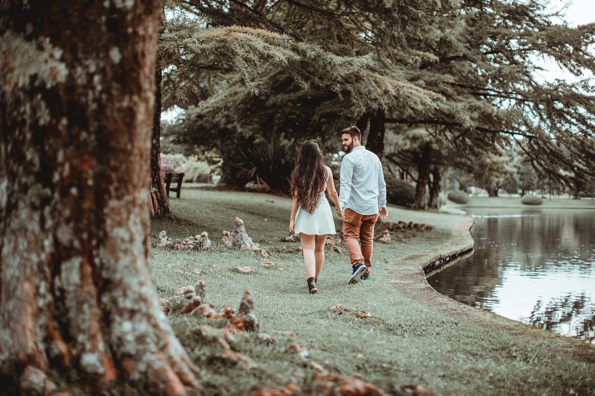 Casal andando na beira do lago em Gramado-RS. Foto feita pelo fotógrafo de casamento Rafael Ohana