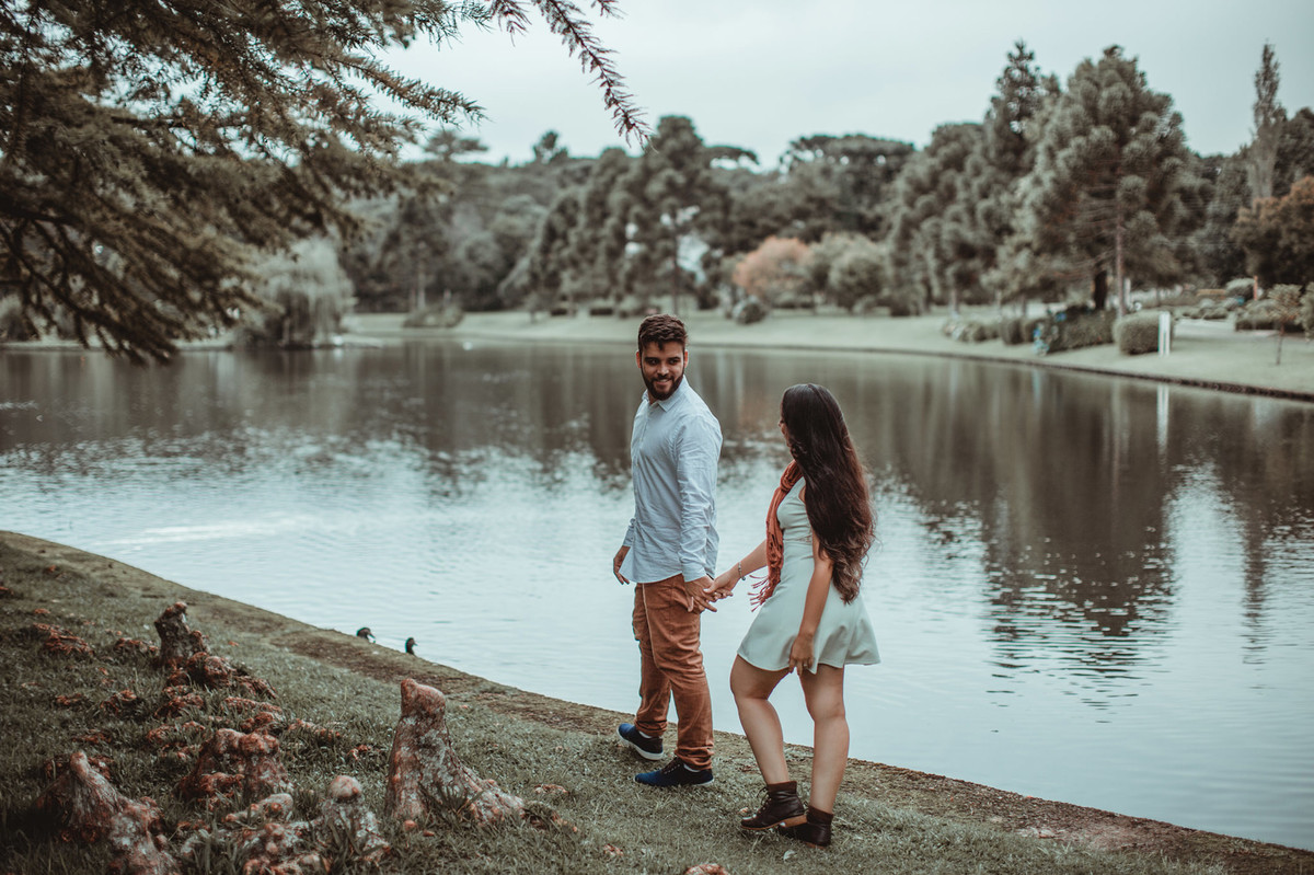 Casal andando perto do lago em Gramado-RS. Foto feita pelo fotógrafo de casamento Rafael Ohana