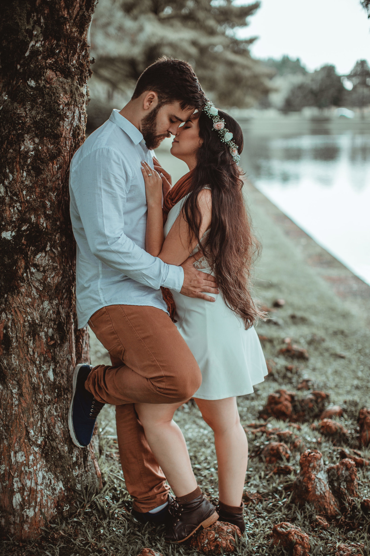 Casal encostado em arvore perto de um lago em Gramado-RS. Foto feita pelo fotógrafo de casamento Rafael Ohana