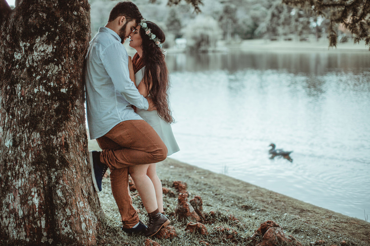 Casal se beijando encostados em arvore. Foto feita pelo fotógrafo de casamento Rafael Ohana