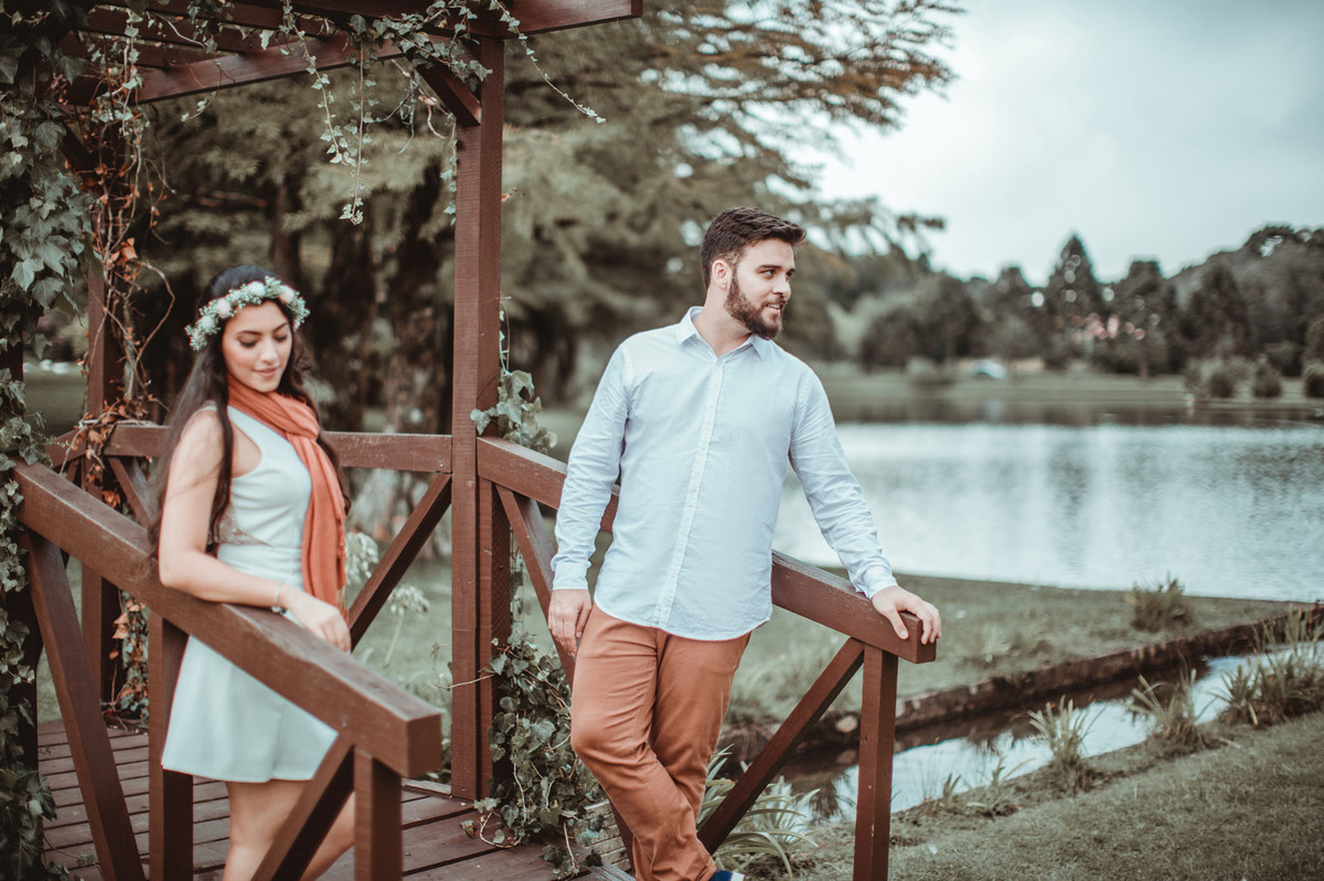 Noivos em ponte de madeira. Foto feita pelo fotógrafo de casamento Rafael Ohana