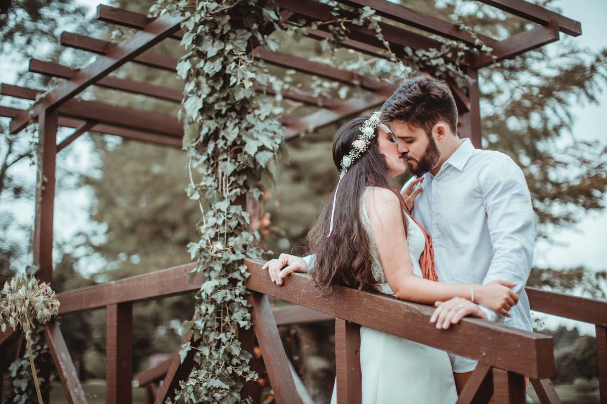 Noivos se beijando em ponte em Gramado-RS. Foto feita pelo fotógrafo de casamento Rafael Ohana.