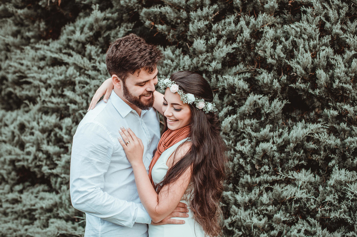 Casal rindo em Gramado-RS. Foto feita pelo fotógrafo de casamento Rafael Ohana