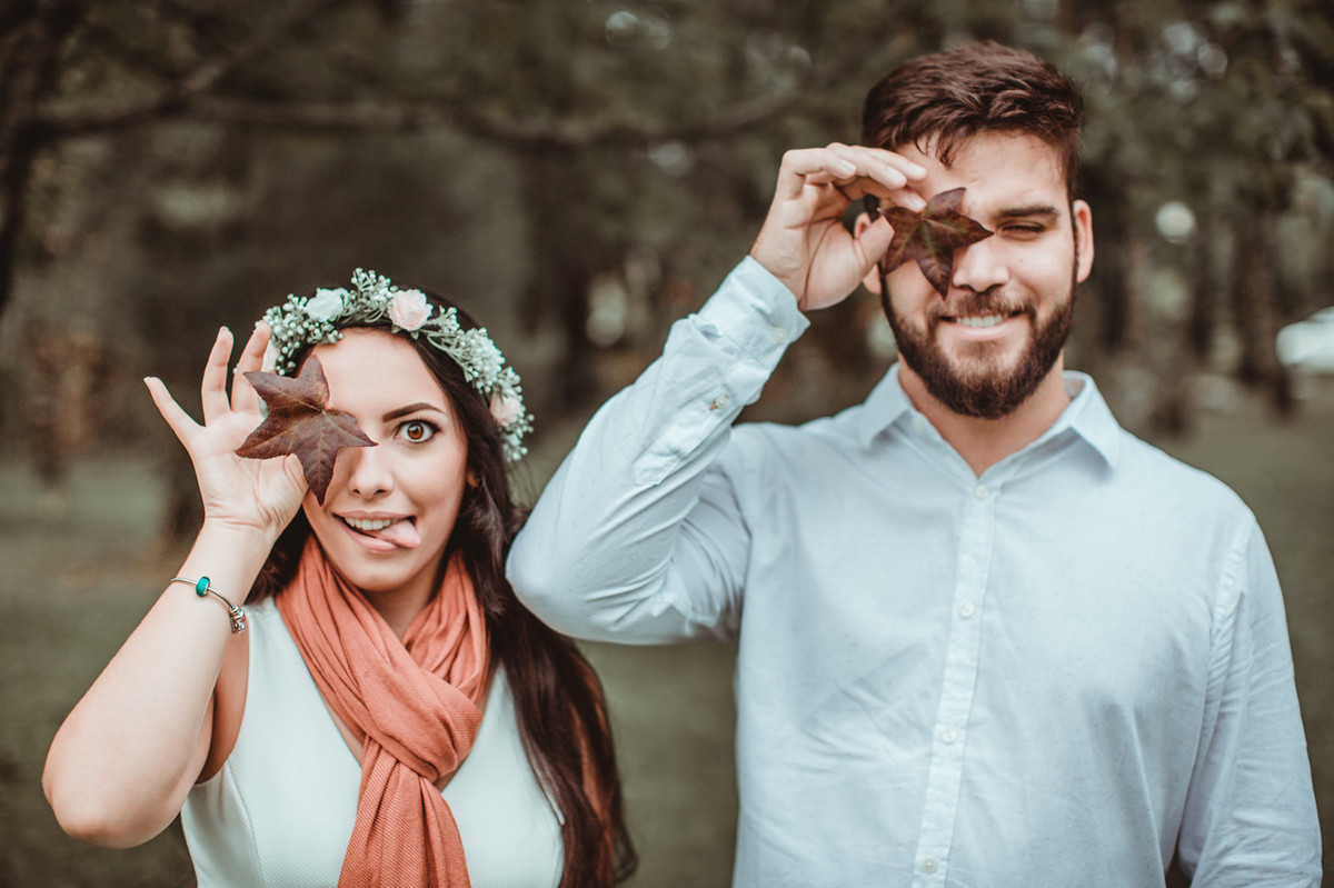 Casal brincando com folha em Gramado. Foto feita pelo fotógrafo de casamento Rafael Ohana
