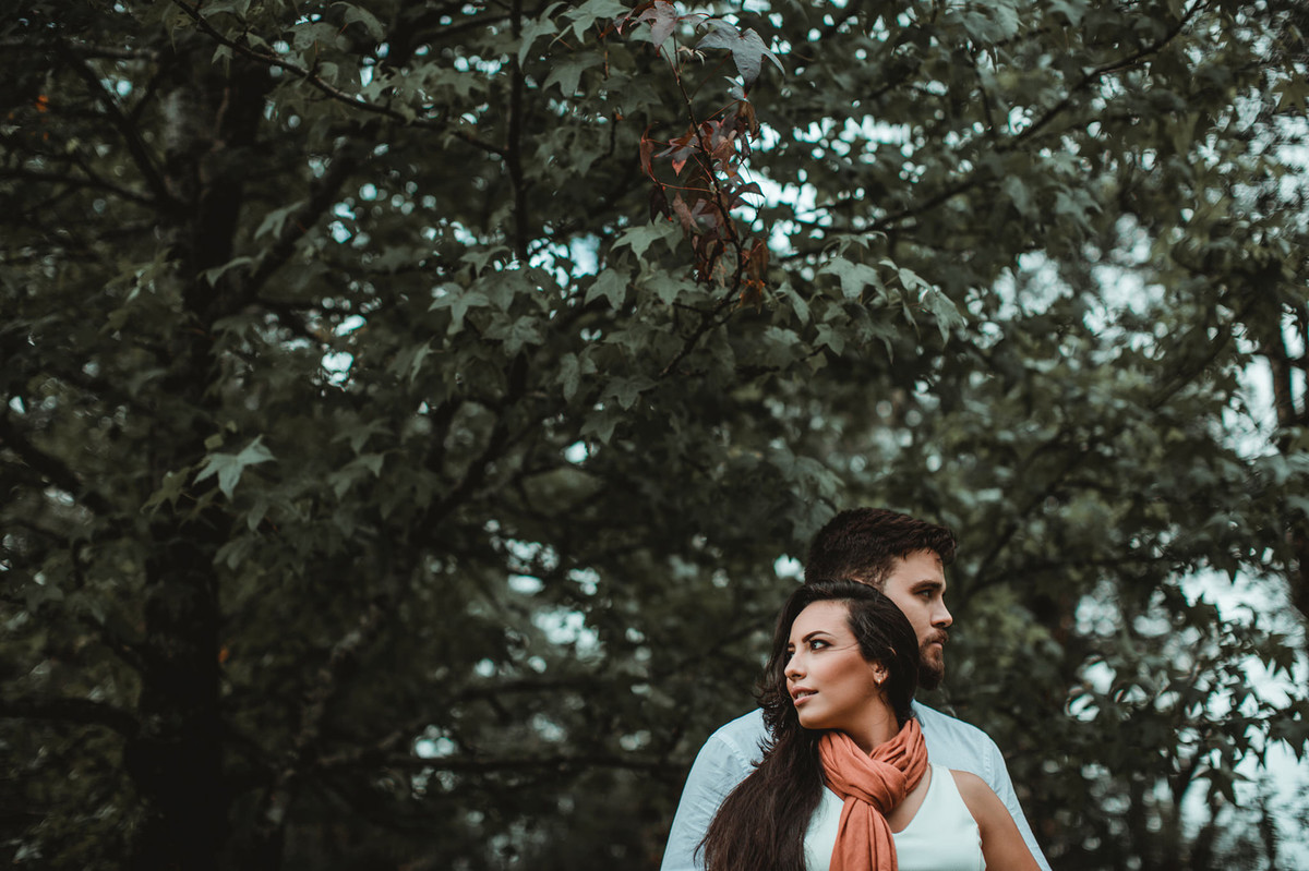 Casal perto de arvore em Gramado-RS. Foto feita pelo fotógrafo de casamento Rafael Ohana