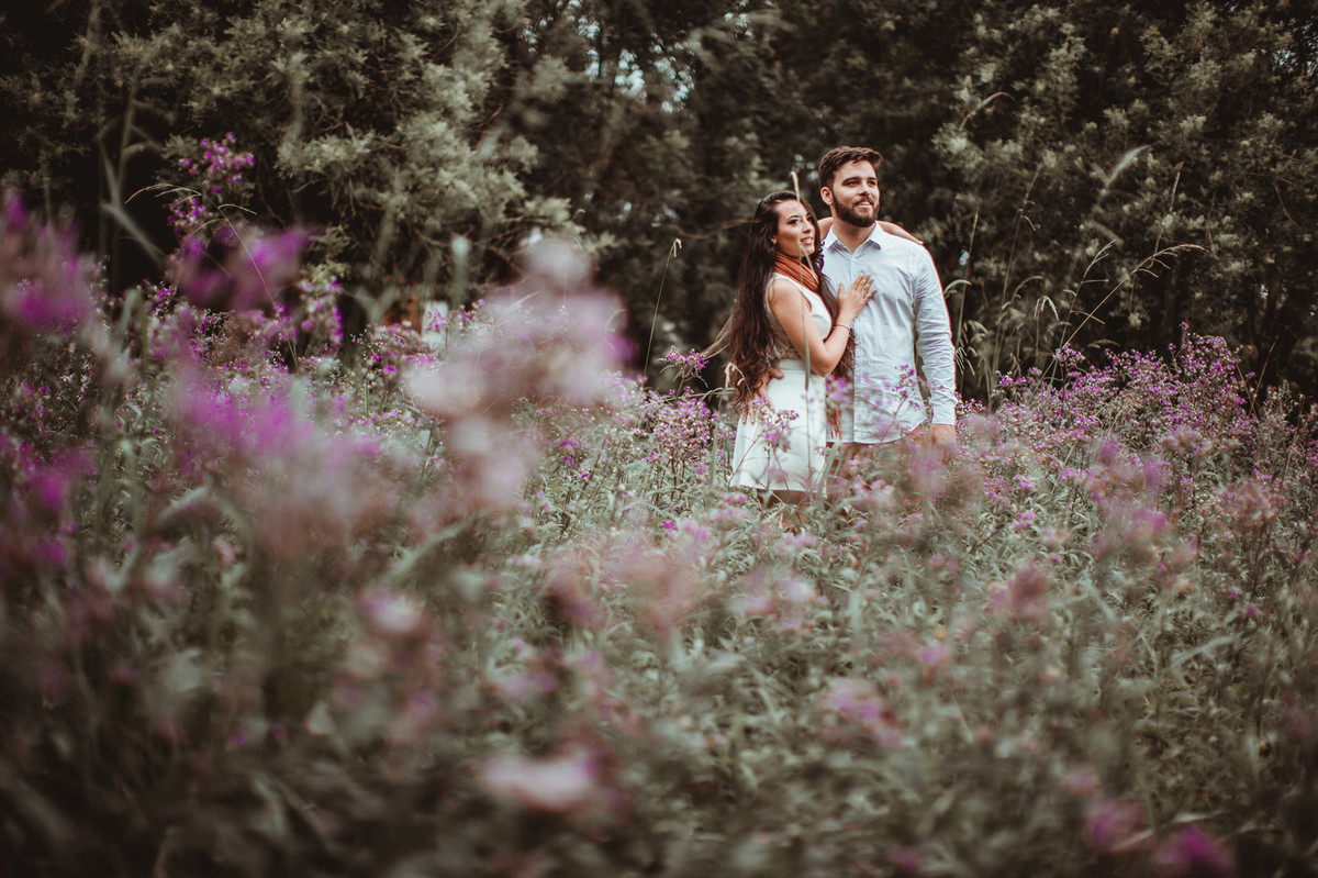 Casal abraçado no meio das flores em condomínio de Gramado-RS. Foto feita pelo fotógrafo de casamento Rafael Ohana