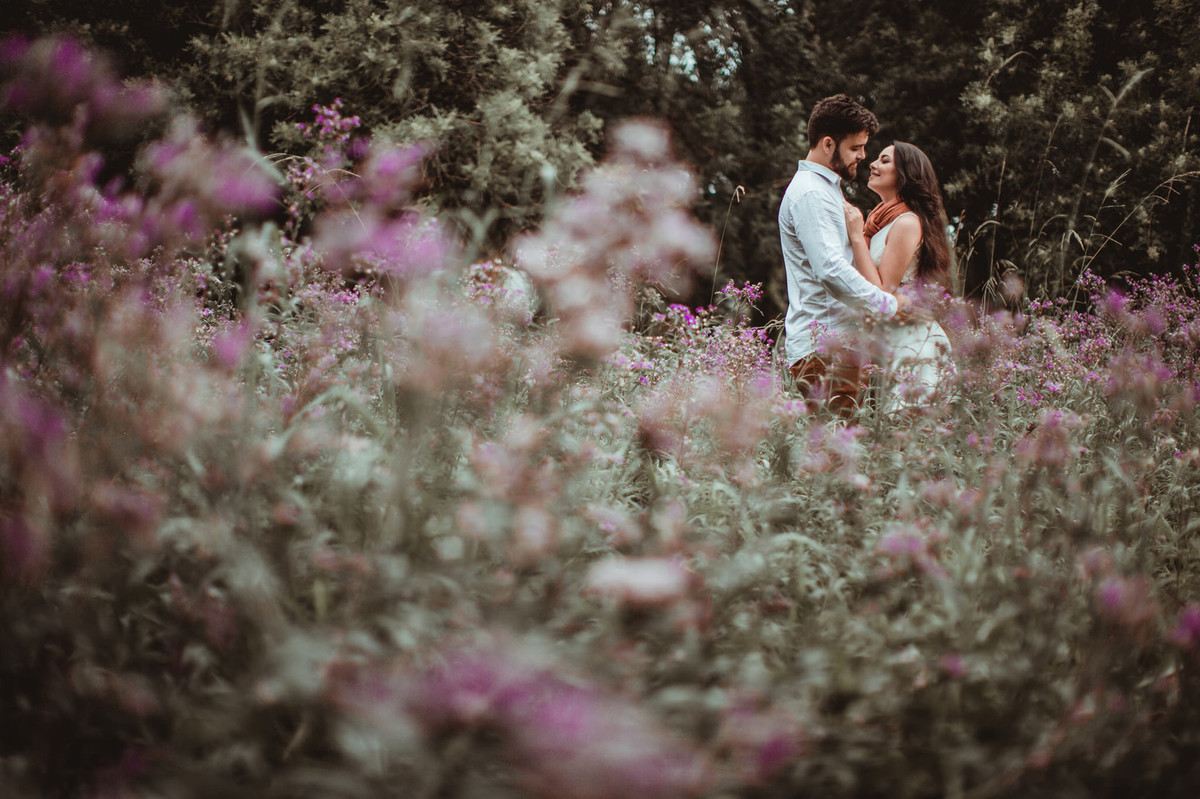 Casal abraçado no meio das flores em condomínio de Gramado-RS. Foto feita pelo fotógrafo de casamento Rafael Ohana