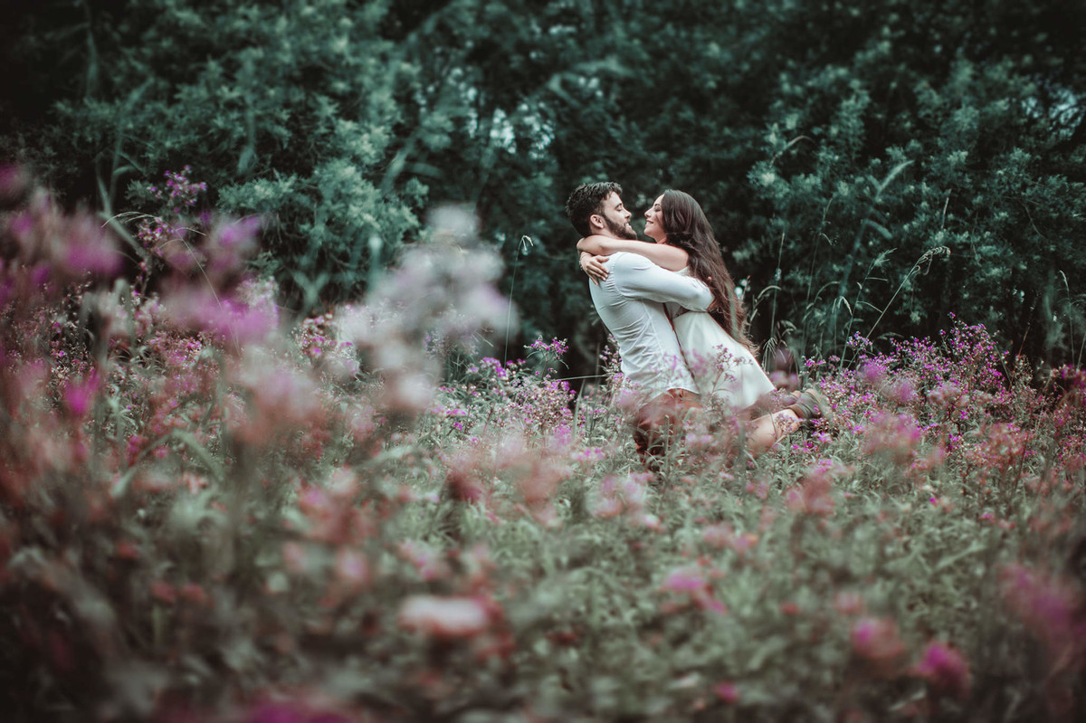 Casal abraçado no meio das flores em condomínio de Gramado-RS. Foto feita pelo fotógrafo de casamento Rafael Ohana