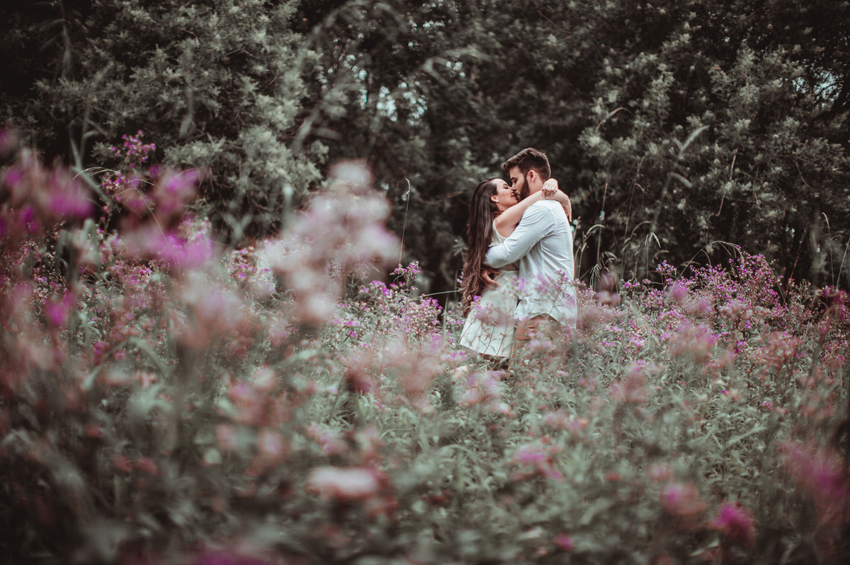 Casal abraçado no meio das flores em condomínio de Gramado-RS. Foto feita pelo fotógrafo de casamento Rafael Ohana