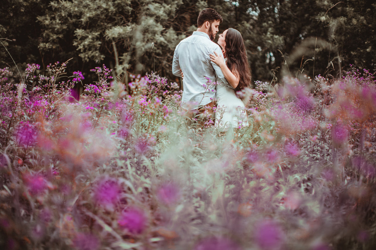 Casal abraçado no meio das flores em condomínio de Gramado-RS. Foto feita pelo fotógrafo de casamento Rafael Ohana