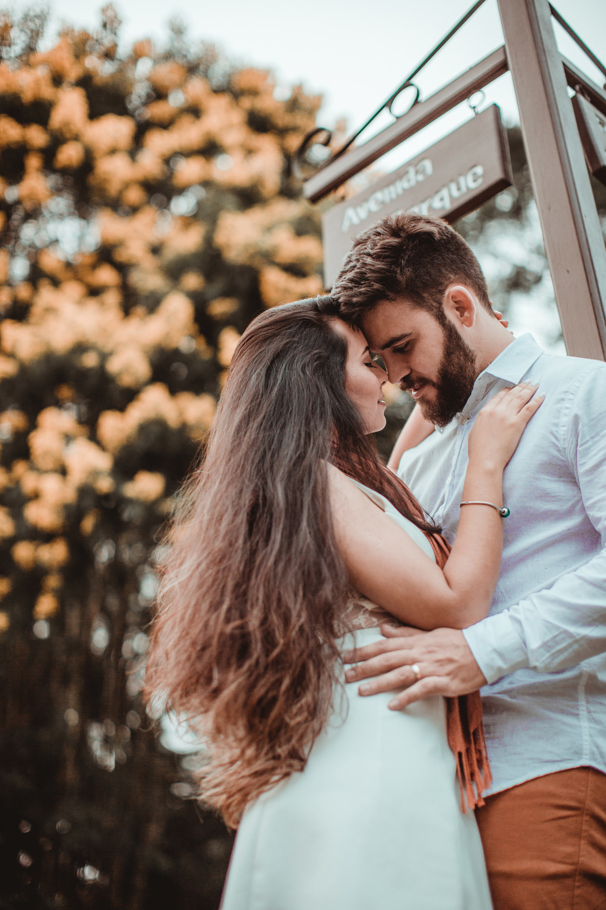 Casal abraçado no meio das flores em condomínio de Gramado-RS. Foto feita pelo fotógrafo de casamento Rafael Ohana