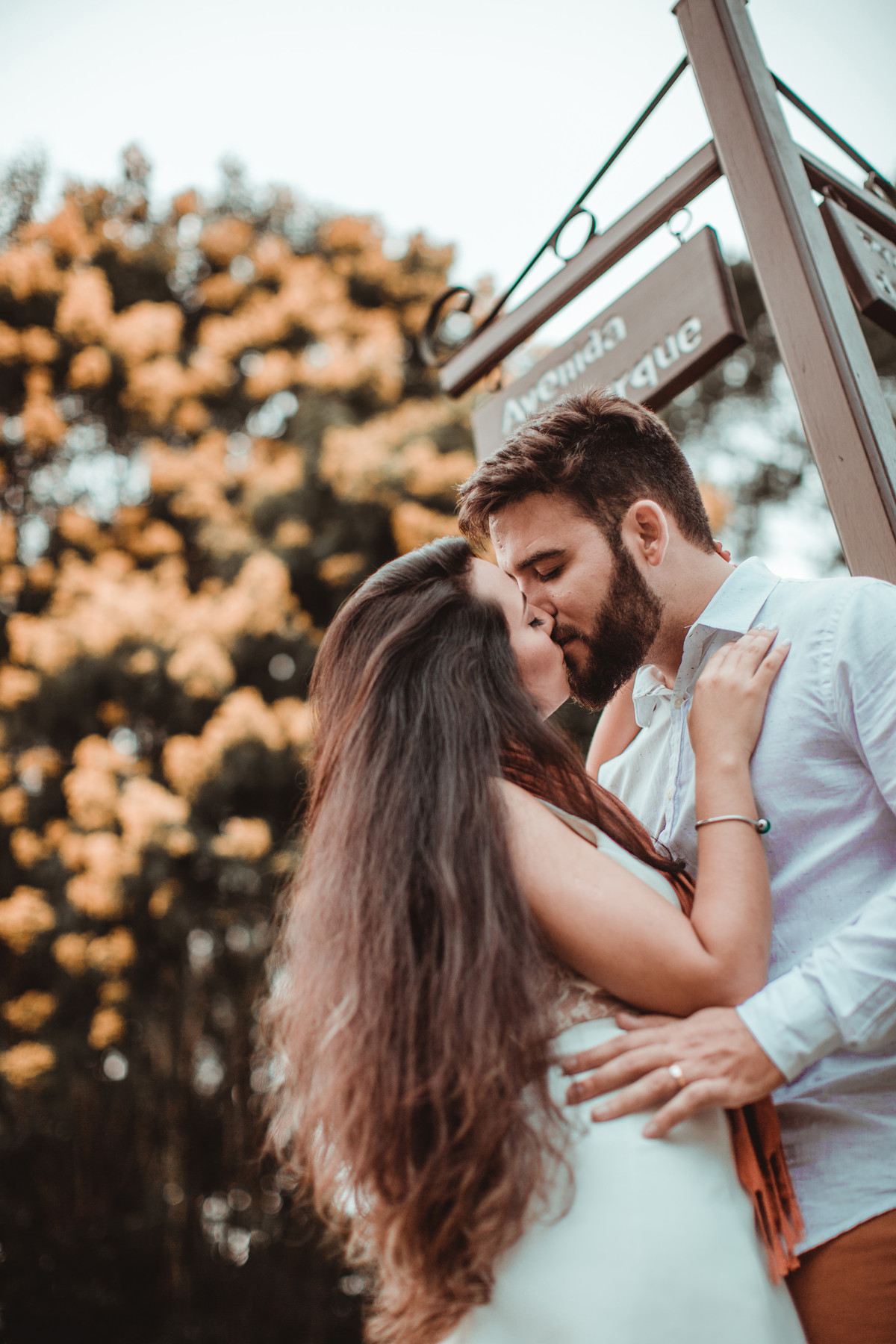Casal abraçado no meio das flores em condomínio de Gramado-RS. Foto feita pelo fotógrafo de casamento Rafael Ohana