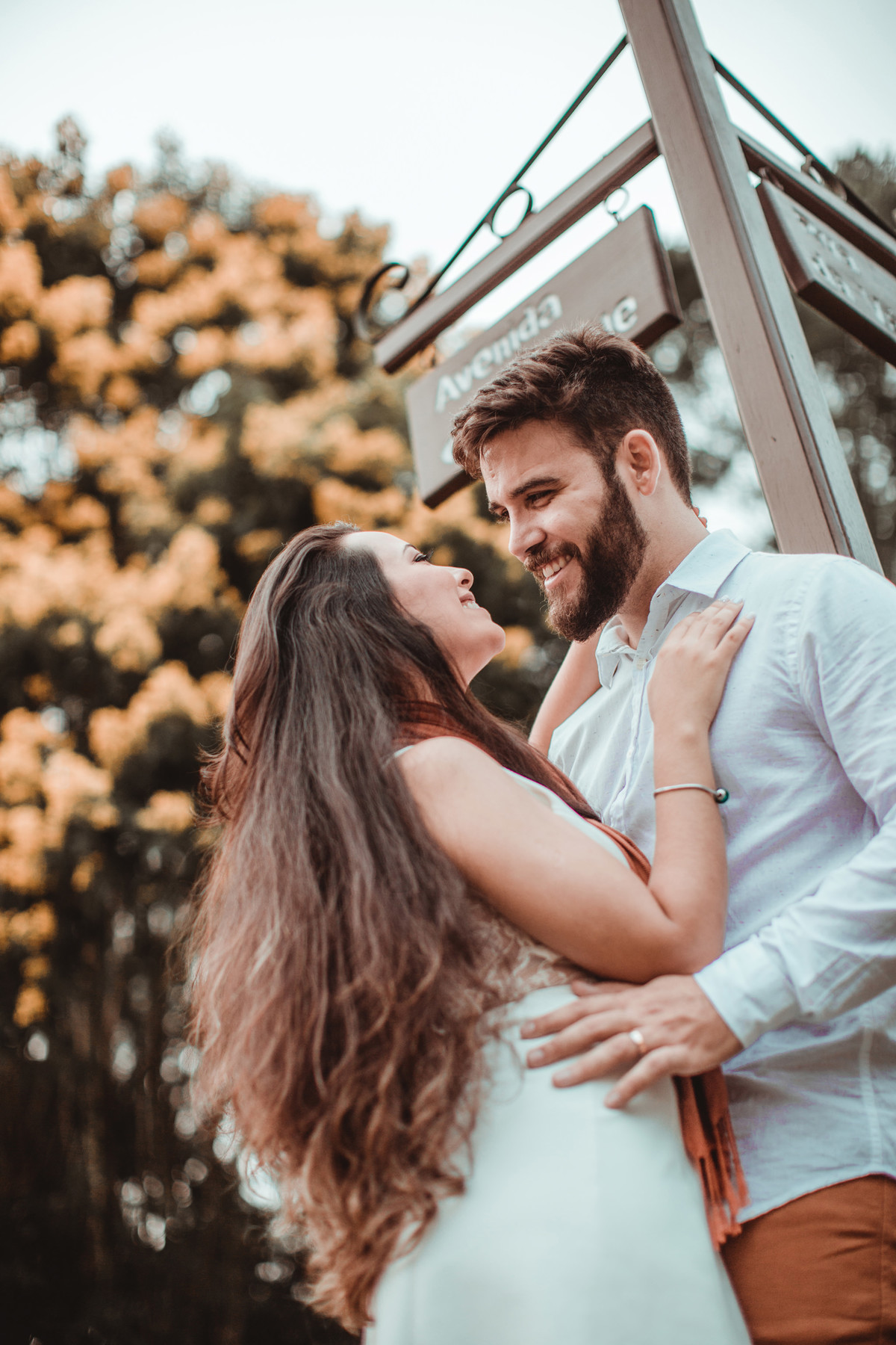 Casal abraçado no meio das flores em condomínio de Gramado-RS. Foto feita pelo fotógrafo de casamento Rafael Ohana