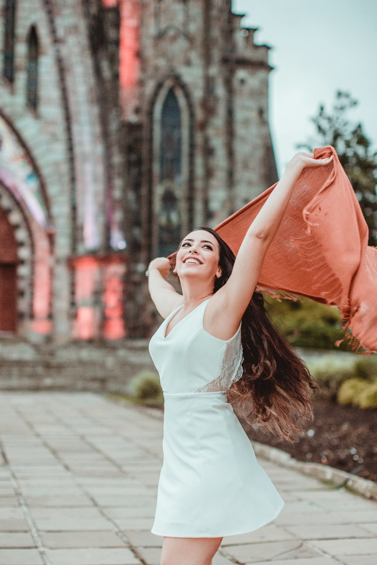 Noiva se divertindo na frente da igreja matriz de Canela-RS. Foto feita pelo fotógrafo de casamento Rafael Ohana
