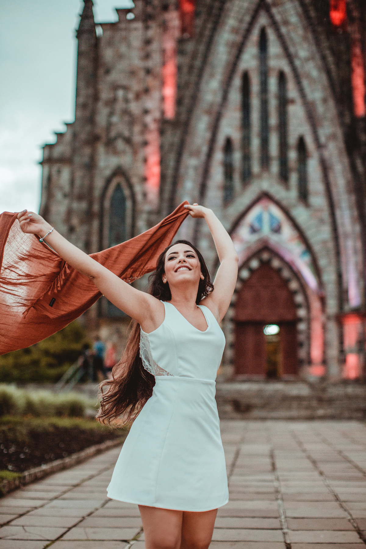 Noiva se divertindo na frente de igreja matriz de Canela-RS. Foto feita pelo fotógrafo de casamento Rafael Ohana