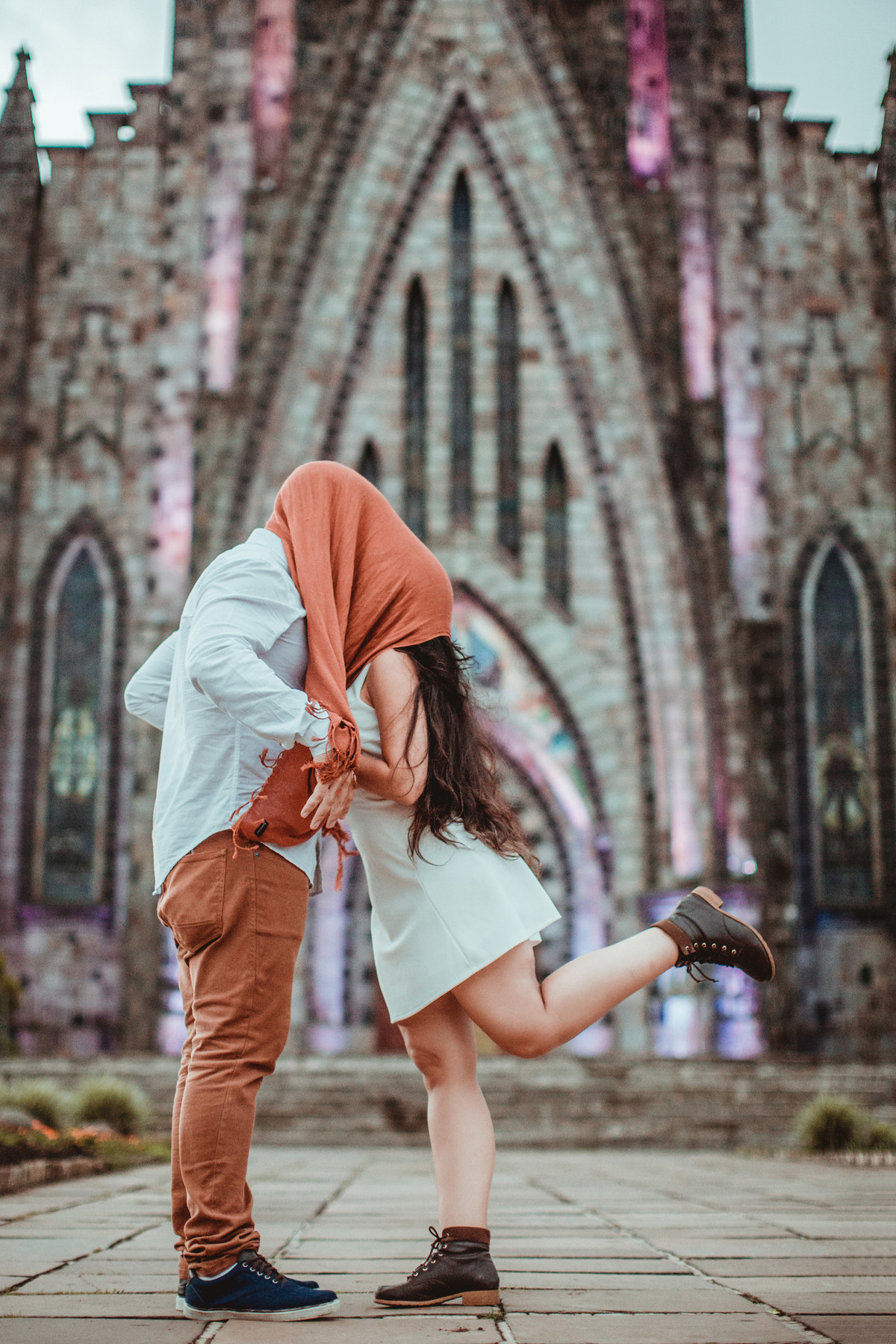 Casal se divertindo em ensaio romântico em frente a Igreja Matriz de Canela-RS. Foto feita pelo fotógrafo de casamento Rafael Ohana