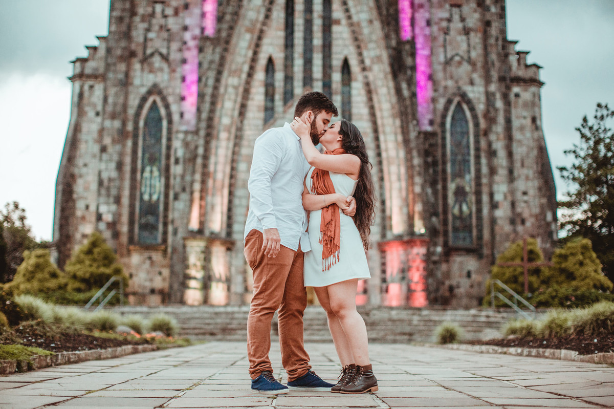 Casal se divertindo em ensaio romântico em frente a Igreja Matriz de Canela-RS. Foto feita pelo fotógrafo de casamento Rafael Ohana