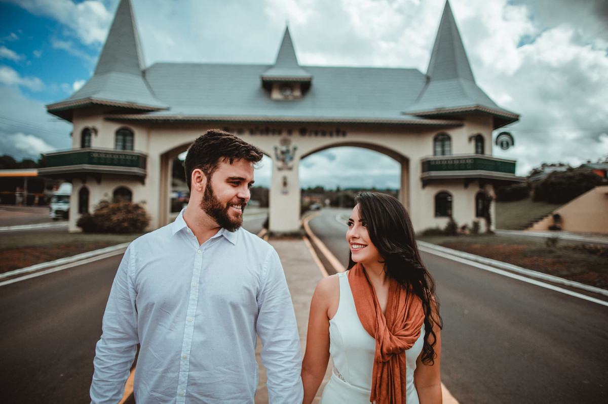 Casal de amando no pórtico de Gramado-RS. Foto feita pelo fotógrafo de casamento Rafael Ohana