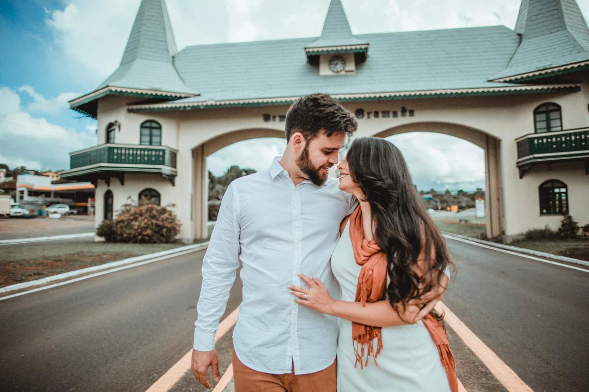 Casal de amando no pórtico de Gramado-RS. Foto feita pelo fotógrafo de casamento Rafael Ohana