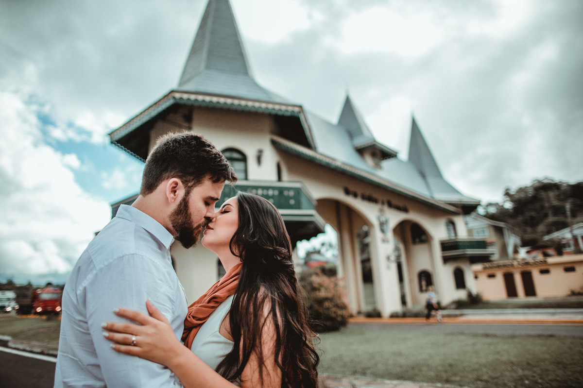 Casal de amando no pórtico de Gramado-RS. Foto feita pelo fotógrafo de casamento Rafael Ohana