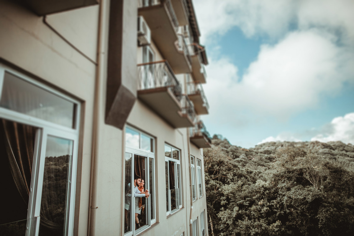Casal se olhando em quarto de hotel em Gramado-RS. Foto feita pelo fotógrafo de casamento Rafael Ohana