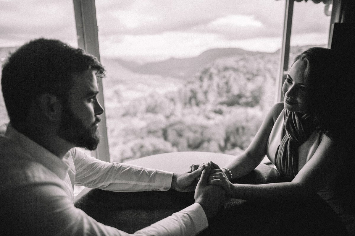 Casal em quarto de hotel em Gramado-RS. Casal se olhando em quarto de hotel em Gramado-RS. Foto feita pelo fotógrafo de casamento Rafael Ohana