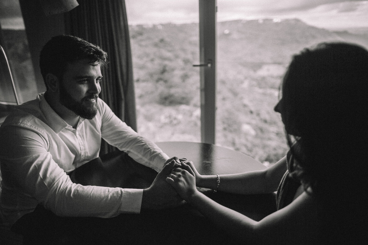 Casal em quarto de hotel em Gramado-RS. Casal se olhando em quarto de hotel em Gramado-RS. Foto feita pelo fotógrafo de casamento Rafael Ohana