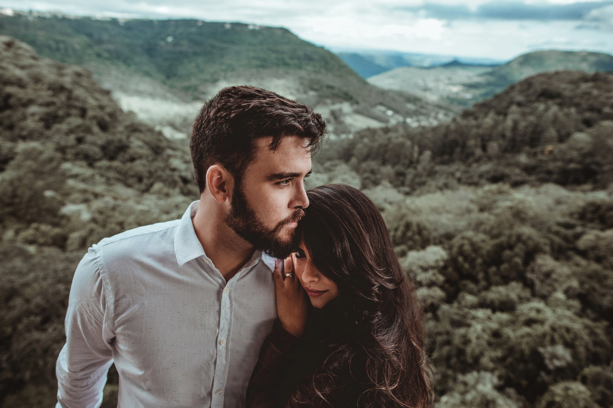 Casal abraçado em sacada de hotel na serra gaúcha. Foto feita pelo fotógrafo de casamento Rafael Ohana