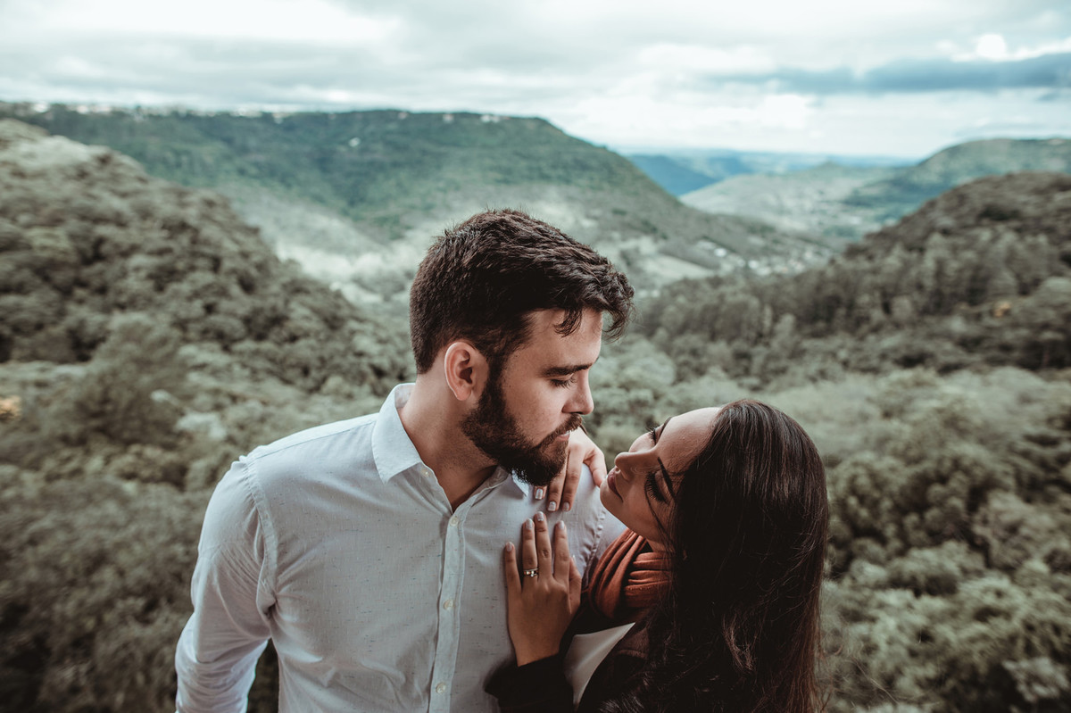 Casal abraçado em sacada de hotel na serra gaúcha. Foto feita pelo fotógrafo de casamento Rafael Ohana