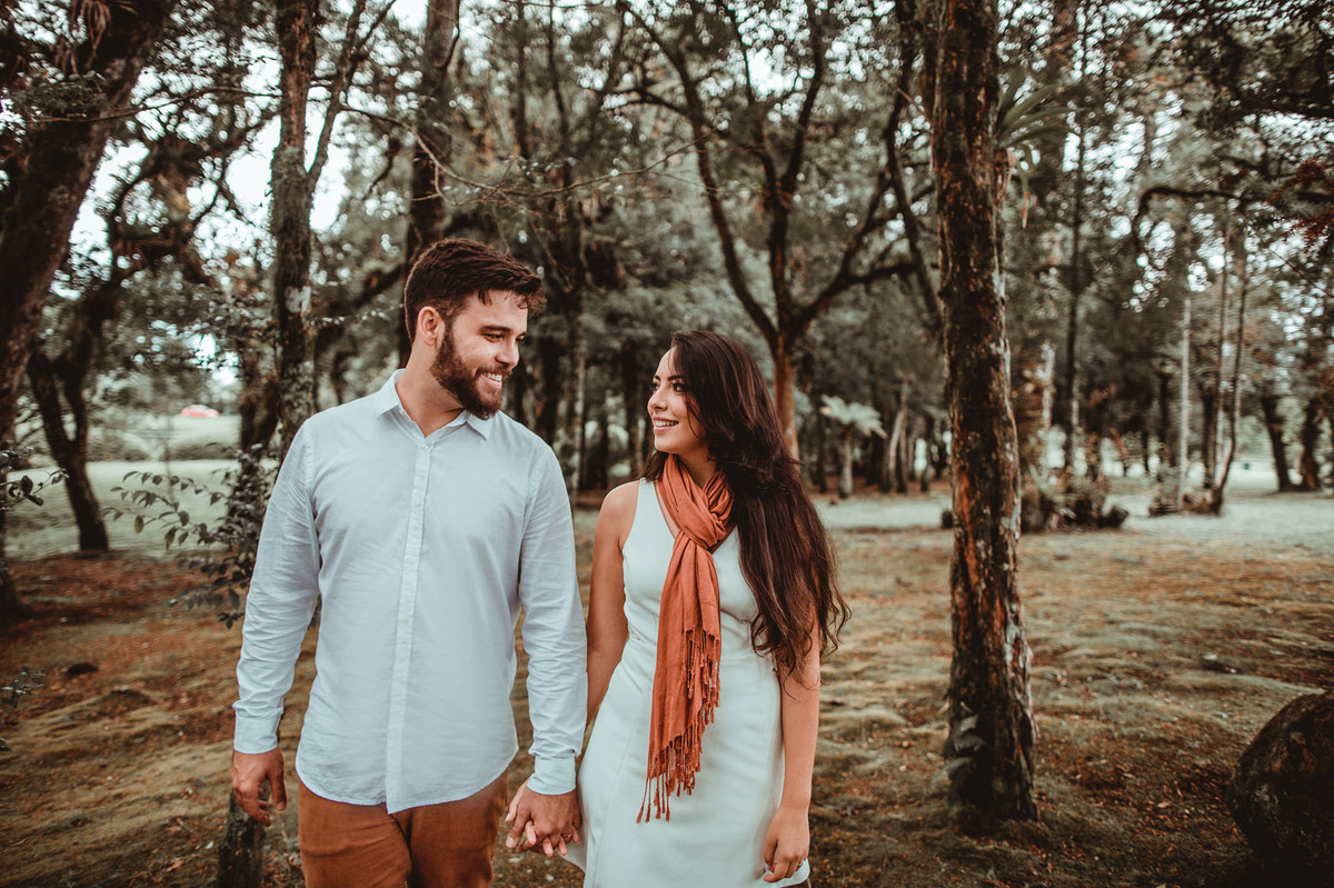 Casal passeando na floresta.